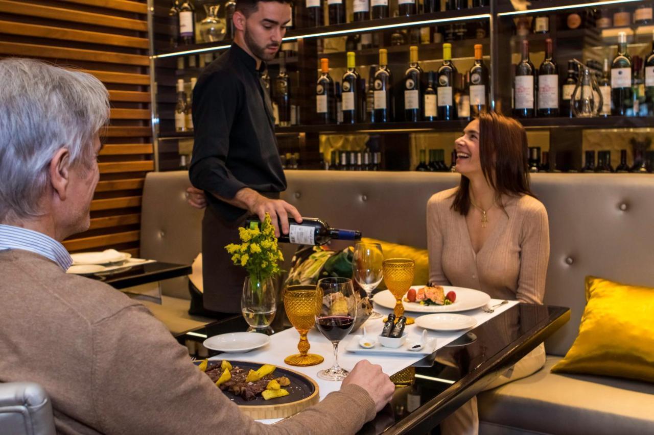 그랜 호텔 나가리 부티크 앤드 스파 비고 외부 사진 A sommelier serving wine