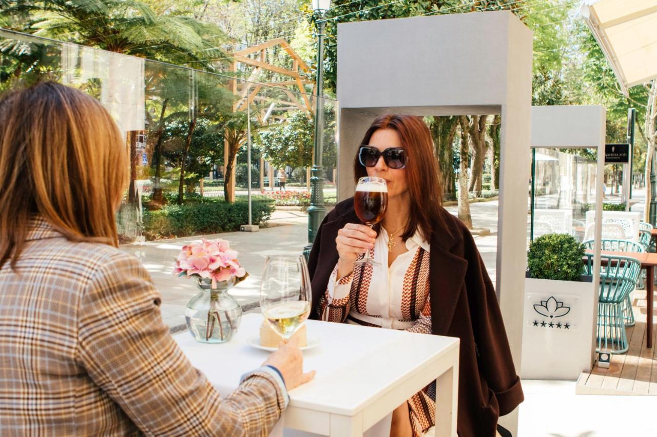 그랜 호텔 나가리 부티크 앤드 스파 비고 외부 사진 A woman drinking coffee