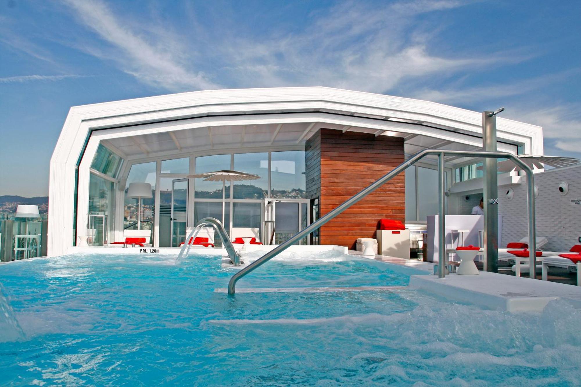 그랜 호텔 나가리 부티크 앤드 스파 비고 외부 사진 The rooftop pool at the Mandarin Oriental Barcelona