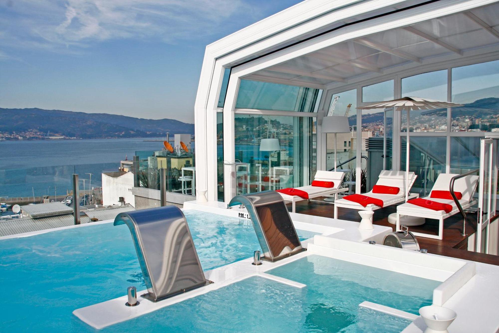 그랜 호텔 나가리 부티크 앤드 스파 비고 시설 사진 The rooftop pool at the Hotel Alexandra
