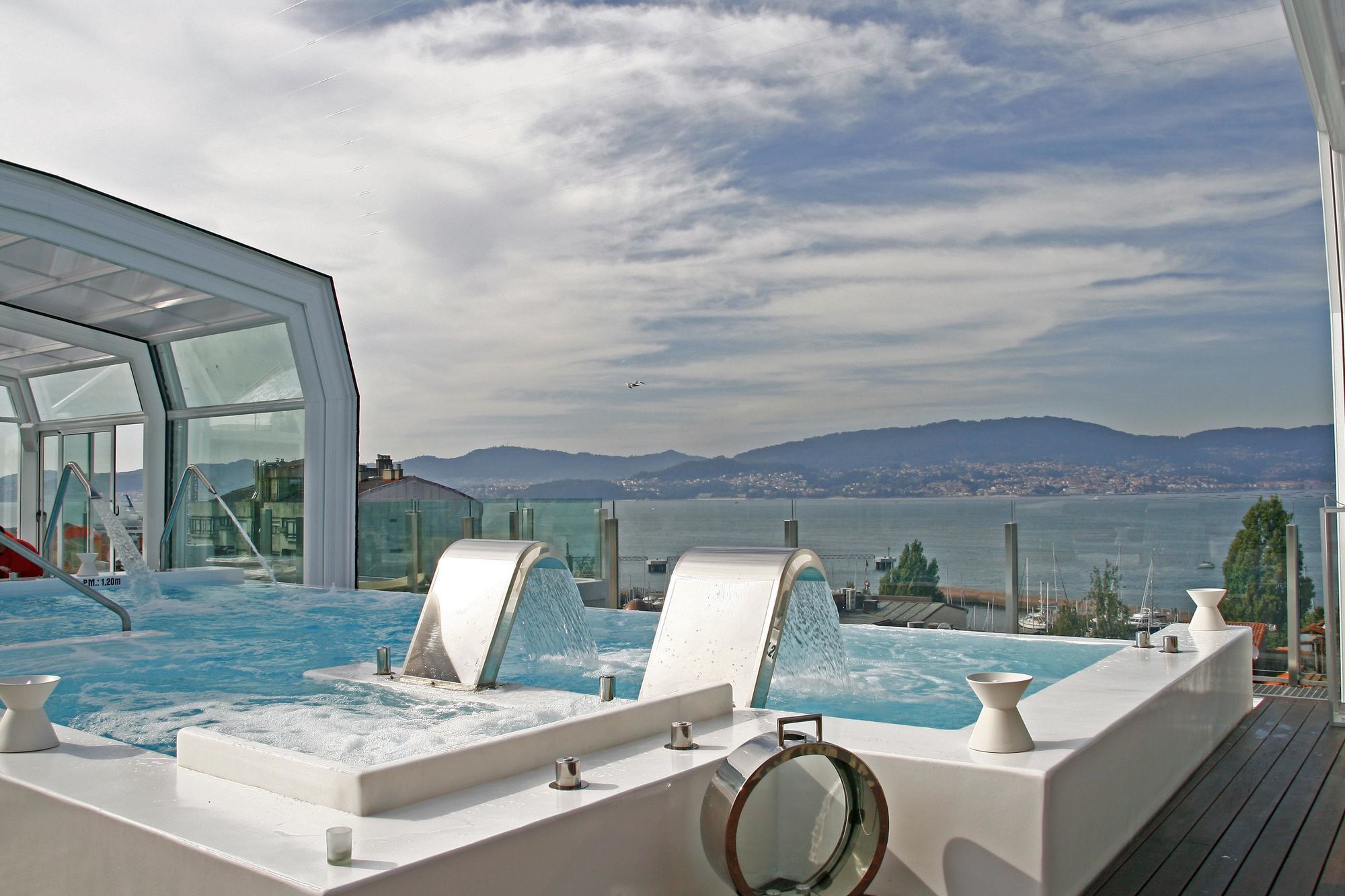 그랜 호텔 나가리 부티크 앤드 스파 비고 외부 사진 The rooftop pool at the hotel