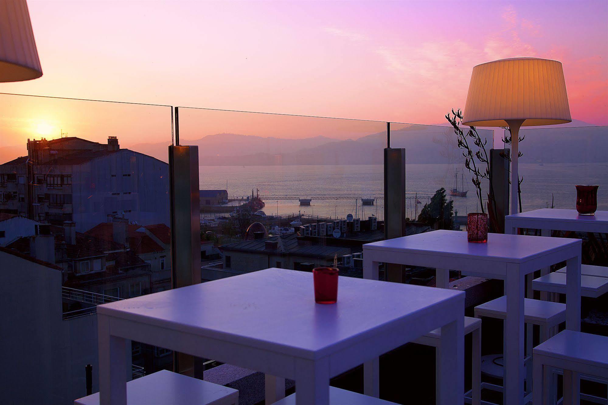 그랜 호텔 나가리 부티크 앤드 스파 비고 외부 사진 Sunset at the bar