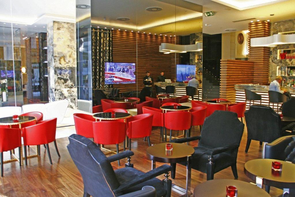 그랜 호텔 나가리 부티크 앤드 스파 비고 레스토랑 사진 The lounge at the airport